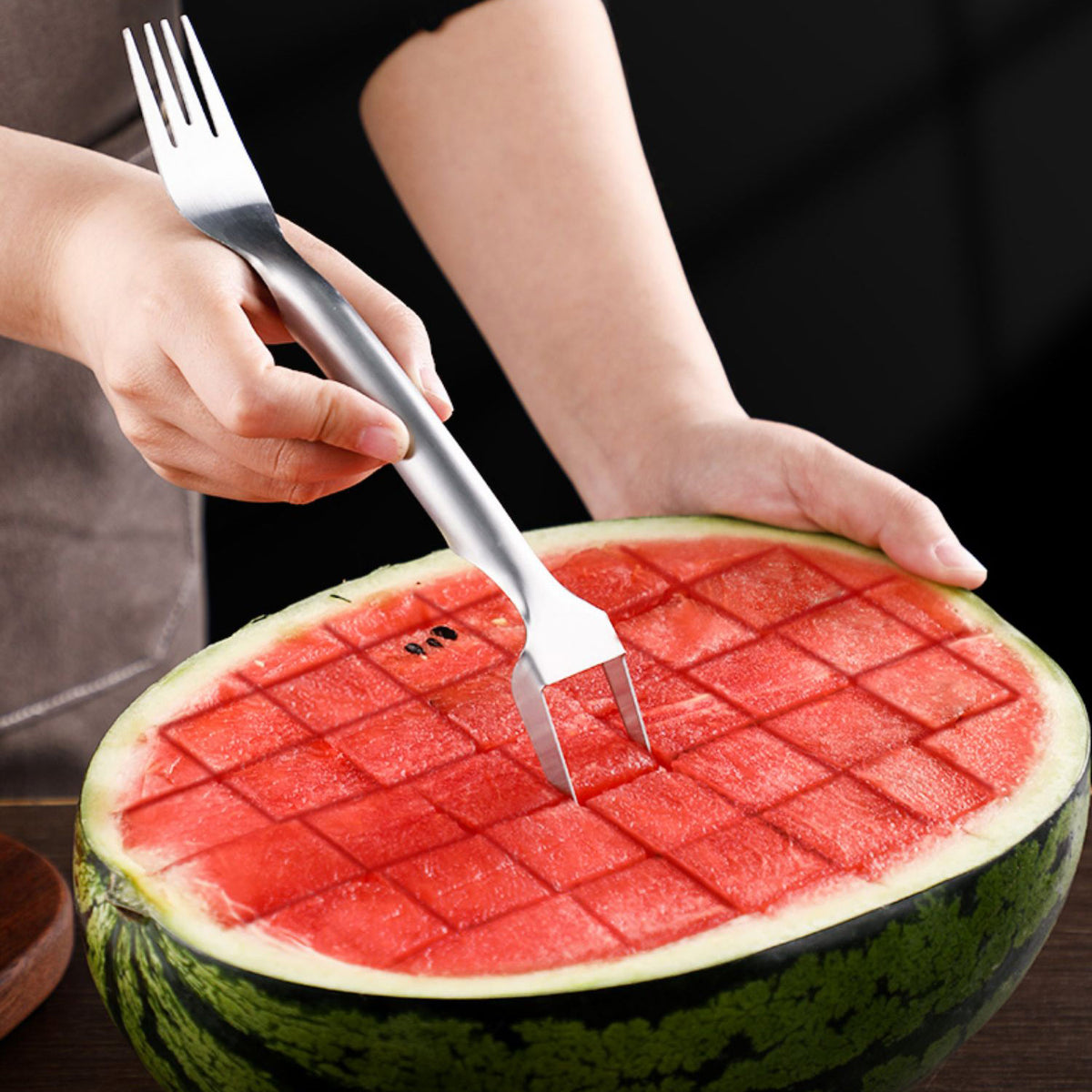 "2-in-1 Wassermelonen-Gabel und -Schneider aus Edelstahl: Leicht, tragbar und vielseitig einsetzbar für perfekt geschnittene Fruchtstücke"