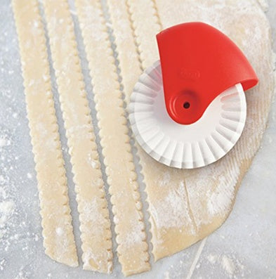 "Praktischer Teig-Rad-Schneider für Torten und Pizza, Rostfreies Kunststoff-Rollrad, Leicht zu Reinigen, Rot-Weiß, 10x8cm"