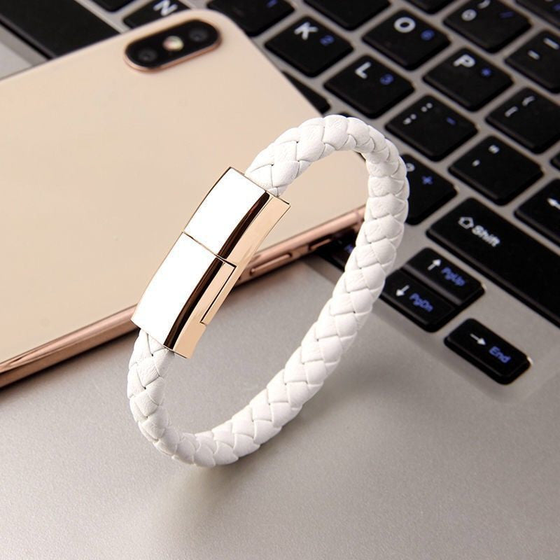 "Multifunktionales Lederarmband mit integriertem USB-C, iPhone 14/13 Max und Micro USB Ladekabel - Tragbares, langlebiges und stilvolles Zubehör in Schwarz"