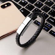 "Multifunktionales Lederarmband mit integriertem USB-C, iPhone 14/13 Max und Micro USB Ladekabel - Tragbares, langlebiges und stilvolles Zubehör in Schwarz"