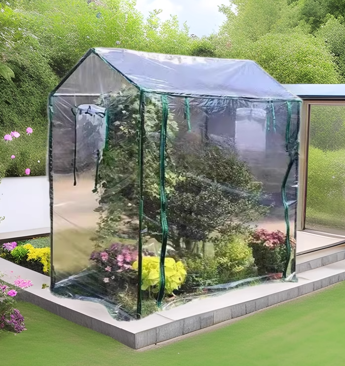 "Robustes Gartenhaus-Isoliercover: Frost- & Regenschutz mit Rolltür für optimales Pflanzenwachstum"