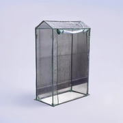"Robustes Gartenhaus-Isoliercover: Frost- & Regenschutz mit Rolltür für optimales Pflanzenwachstum"