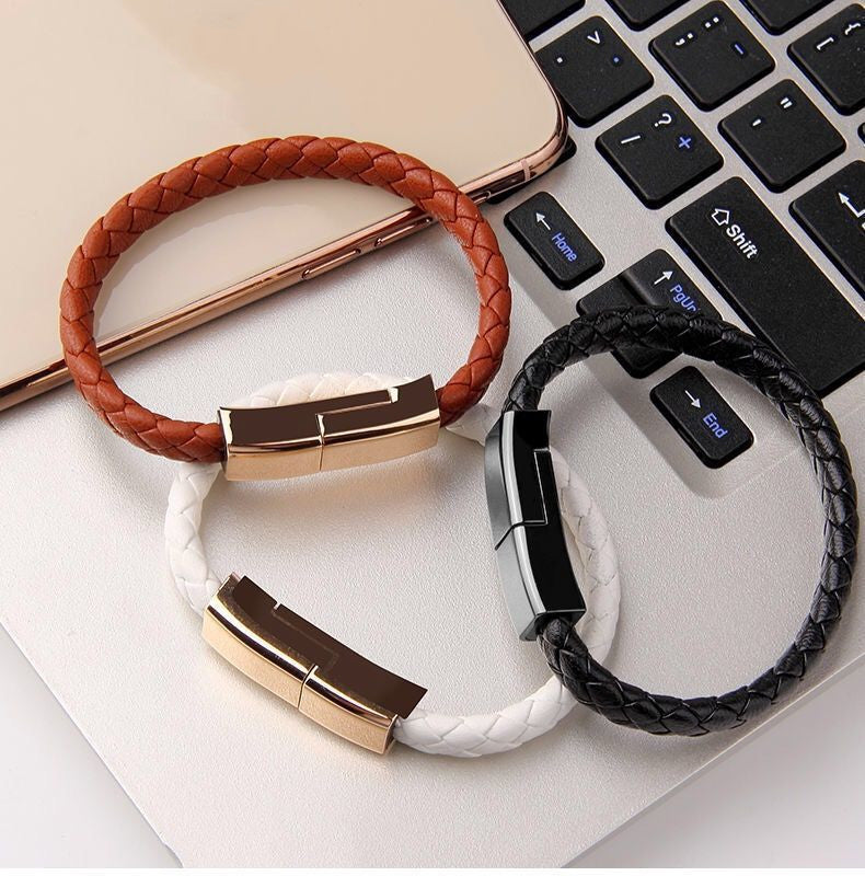 "Multifunktionales Lederarmband mit integriertem USB-C, iPhone 14/13 Max und Micro USB Ladekabel - Tragbares, langlebiges und stilvolles Zubehör in Schwarz"