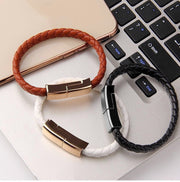 "Multifunktionales Lederarmband mit integriertem USB-C, iPhone 14/13 Max und Micro USB Ladekabel - Tragbares, langlebiges und stilvolles Zubehör in Schwarz"