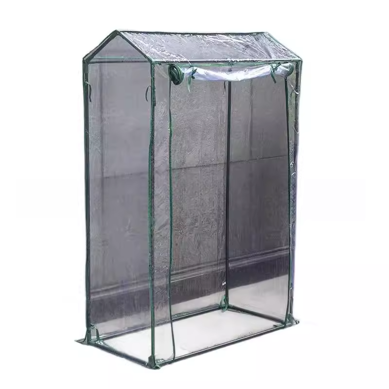 "Robustes Gartenhaus-Isoliercover: Frost- & Regenschutz mit Rolltür für optimales Pflanzenwachstum"