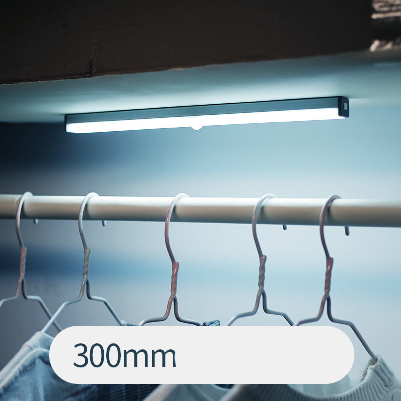 "LED Sensorleuchtleiste – Präzise Bewegungserkennung, Automatische Beleuchtung, Energieeffizient und Einfache Montage"