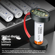 "Digitaler Batterietester mit Anzeige: Kompakt und Tragbar für schnelle und zuverlässige Energiekontrolle"