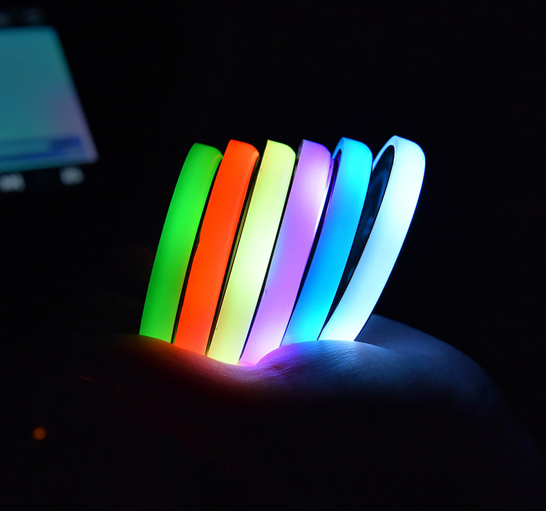 "Leuchtender Auto-Getränkehalter mit 7 LED-Farben, Solar & USB Aufladung, Rutschfest, Ambiente Licht - Dekoratives Innenlicht fürs Auto"