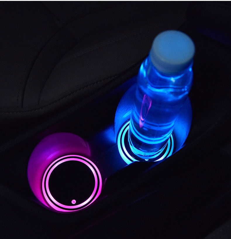 "Leuchtender Auto-Getränkehalter mit 7 LED-Farben, Solar & USB Aufladung, Rutschfest, Ambiente Licht - Dekoratives Innenlicht fürs Auto"