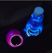 "Leuchtender Auto-Getränkehalter mit 7 LED-Farben, Solar & USB Aufladung, Rutschfest, Ambiente Licht - Dekoratives Innenlicht fürs Auto"