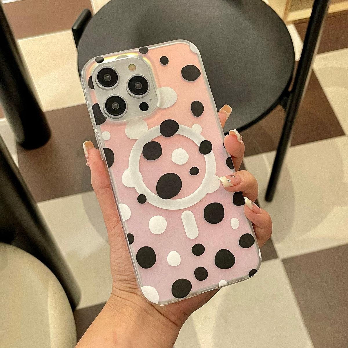 "Attraktive Magnetische Handyhülle mit Vierfarben-Punktmuster, Sturzschutz für iPhone, TPU PC Material"