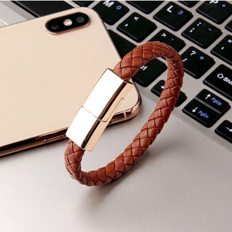 "Multifunktionales Lederarmband mit integriertem USB-C, iPhone 14/13 Max und Micro USB Ladekabel - Tragbares, langlebiges und stilvolles Zubehör in Schwarz"