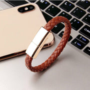 "Multifunktionales Lederarmband mit integriertem USB-C, iPhone 14/13 Max und Micro USB Ladekabel - Tragbares, langlebiges und stilvolles Zubehör in Schwarz"