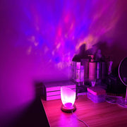 "Moderne und Einfache Acryl-Metall Tischlampe mit Wasserwellen-Atmosphäre, Drei Farben Steckertyp, Spannung ≤ 36V"