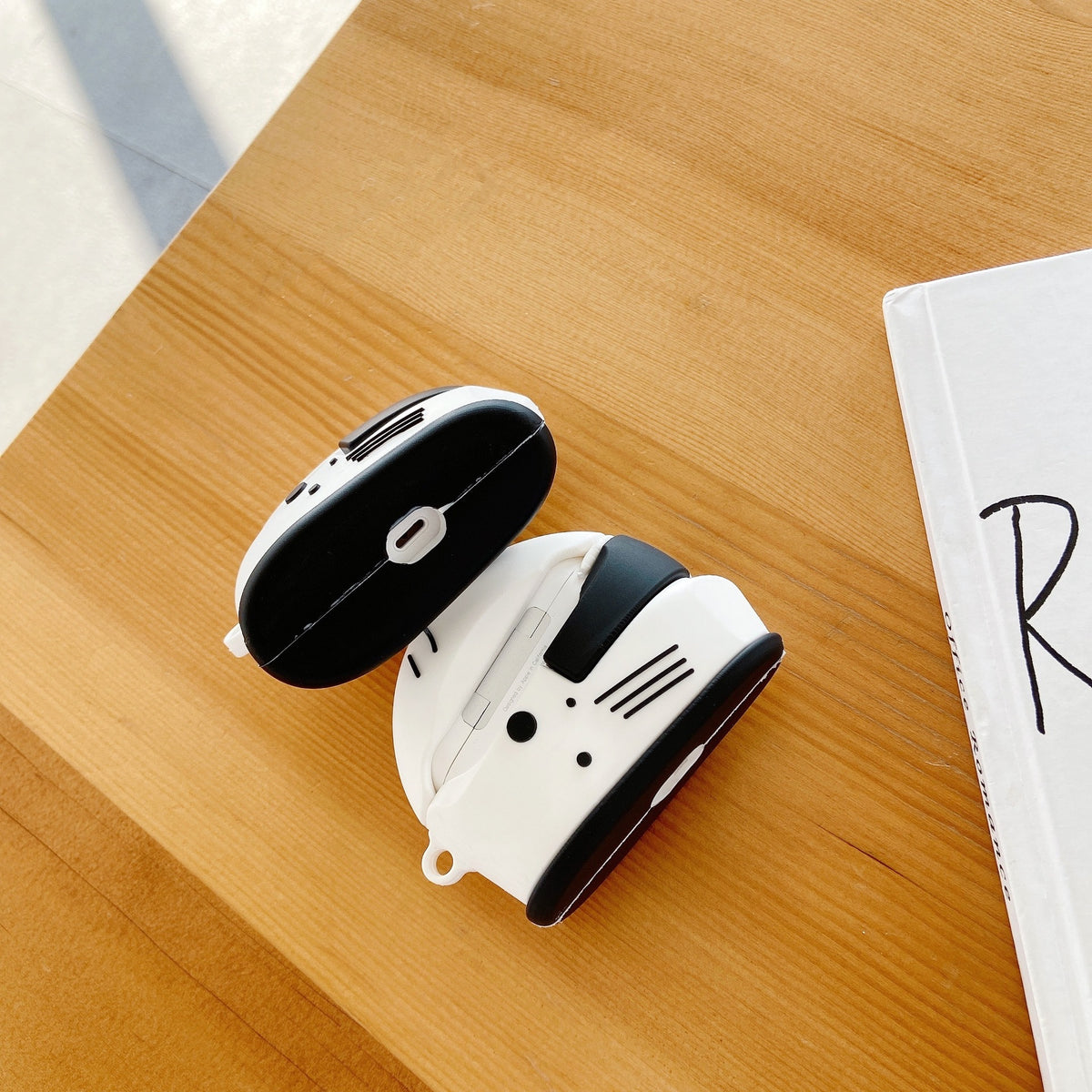 "Motorradhelm Schutzhülle für Apple AirPods Pro - Silikon Flip-Typ, Cartoon-Stil, Geometrische Elemente, Inklusive Karabiner"