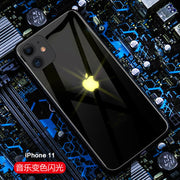 "Leuchtende Handyhülle für iPhone 11 Pro, XS Max, XR & 13: Sprachgesteuertes Farblicht, Gehärtetes Glas, Verschiedene Farben & Muster"