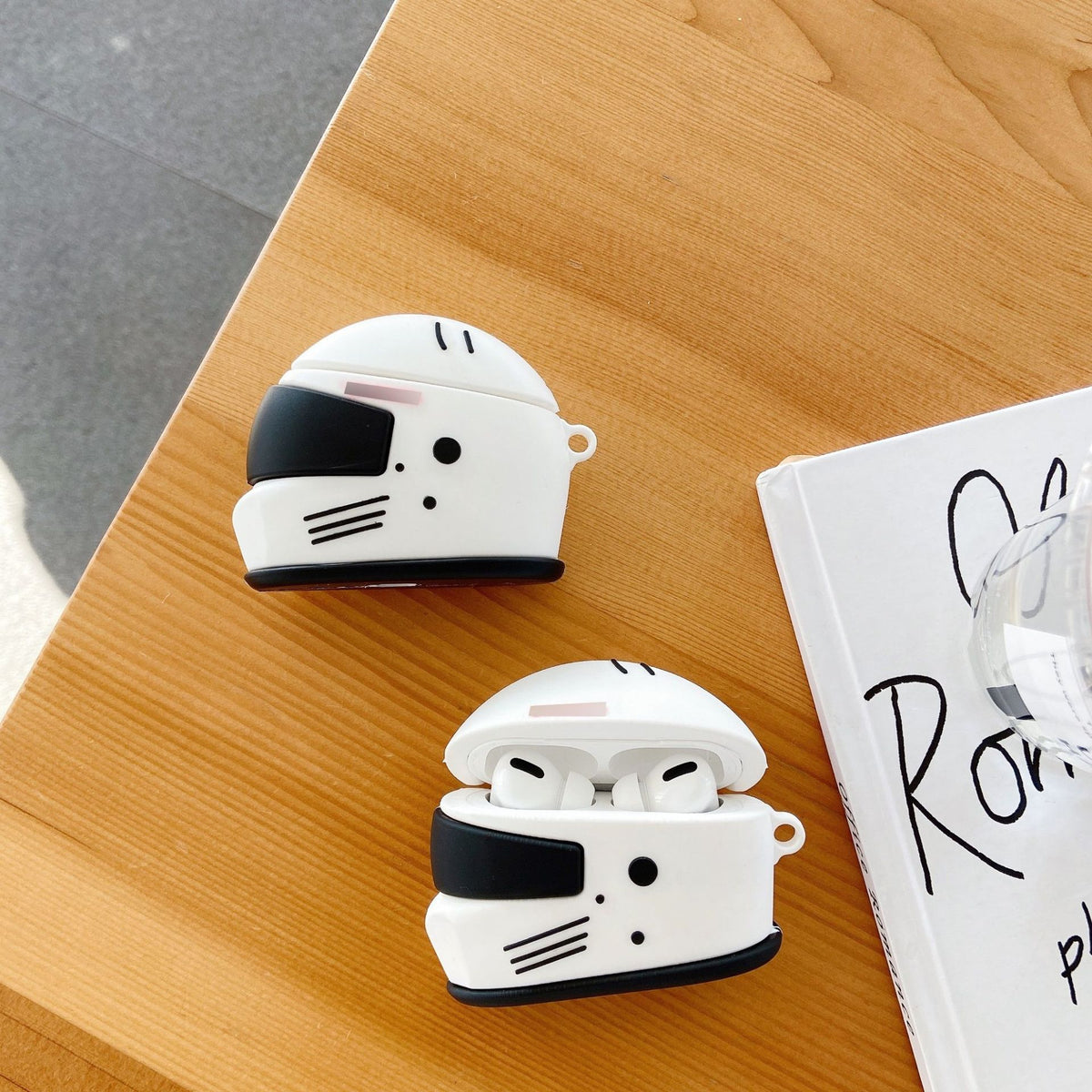 "Motorradhelm Schutzhülle für Apple AirPods Pro - Silikon Flip-Typ, Cartoon-Stil, Geometrische Elemente, Inklusive Karabiner"
