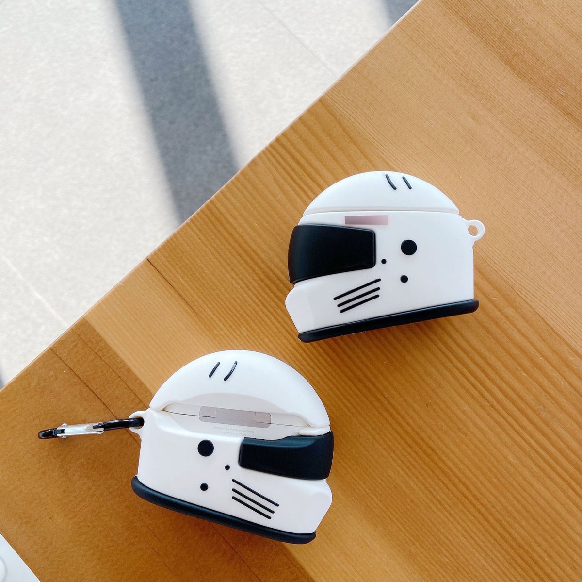 "Motorradhelm Schutzhülle für Apple AirPods Pro - Silikon Flip-Typ, Cartoon-Stil, Geometrische Elemente, Inklusive Karabiner"