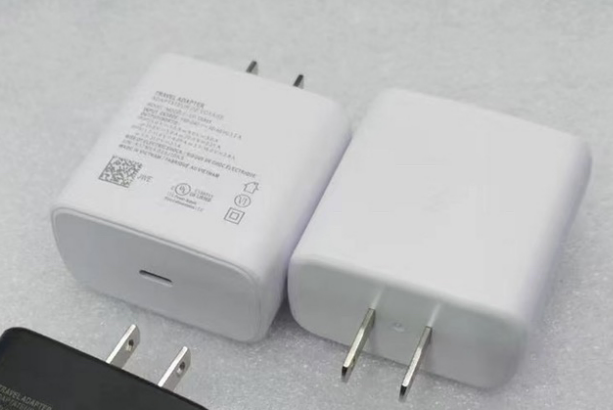 "Schnellladegerät 25W/45W PD mit EU/US-Standard, Reiseladegerät, USB-Schnittstelle, inkl. Type-C-Datenkabel"