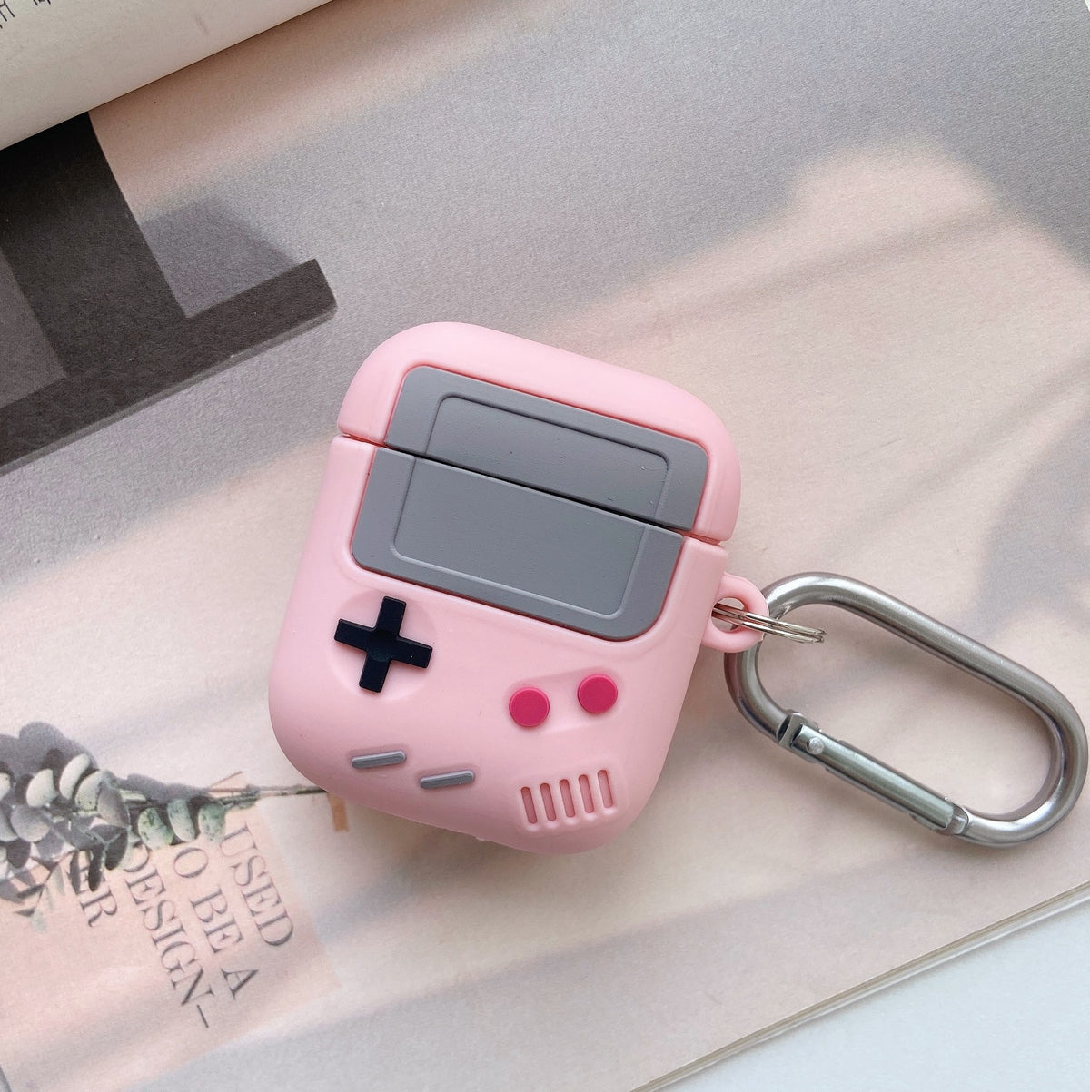 "Silikonhülle im klassischen Spielkonsolen-Design für Airpods Pro mit Schlüsselanhänger - Kompatibel mit Apple, Erhältlich in Schwarz und Grau"