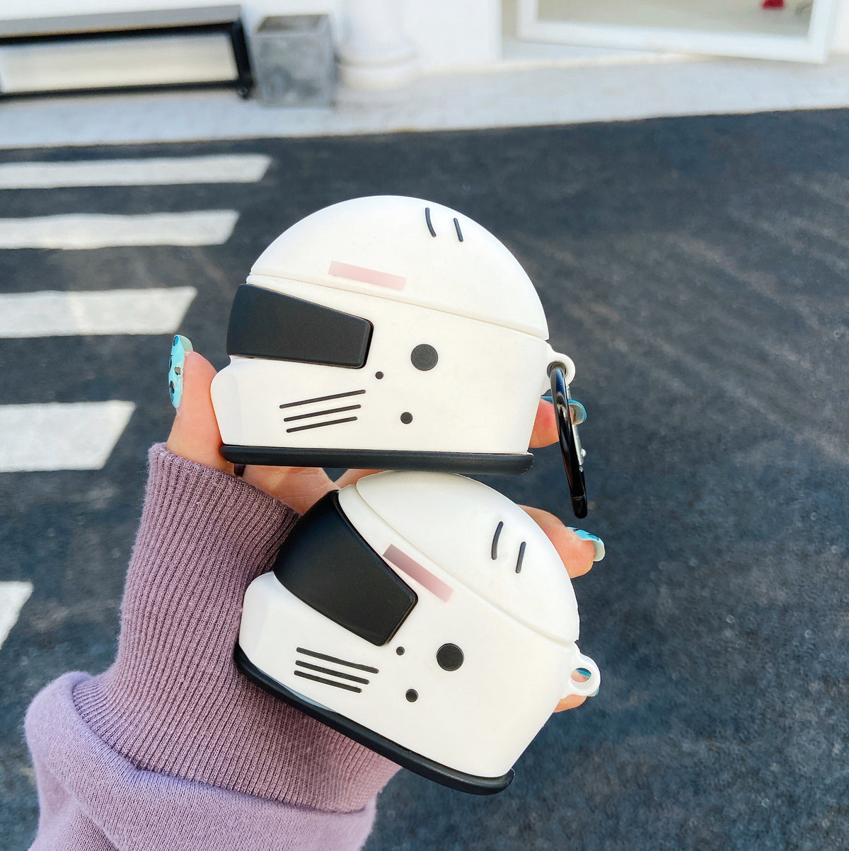 "Motorradhelm Schutzhülle für Apple AirPods Pro - Silikon Flip-Typ, Cartoon-Stil, Geometrische Elemente, Inklusive Karabiner"