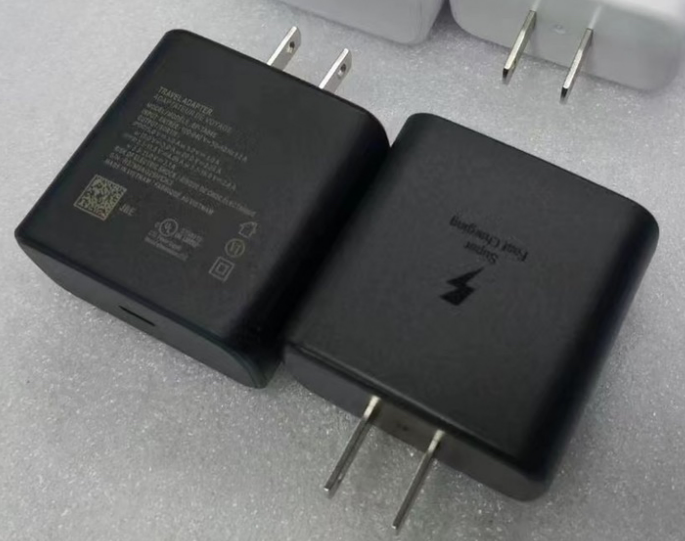 "Schnellladegerät 25W/45W PD mit EU/US-Standard, Reiseladegerät, USB-Schnittstelle, inkl. Type-C-Datenkabel"